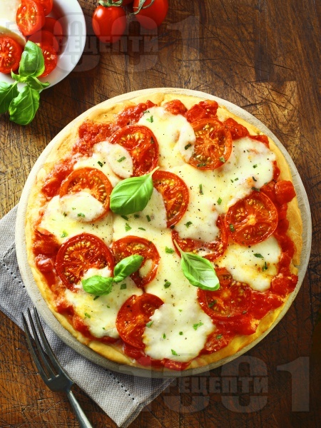 Лесна домашна пица с домати и моцарела - снимка на рецептата